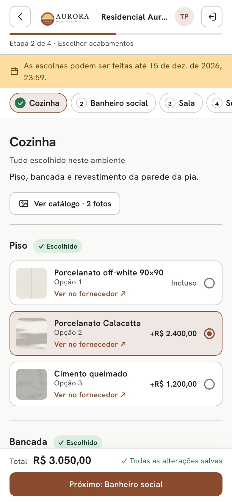 Comprador escolhendo piso e bancada da cozinha no celular, no site com a marca da incorporadora