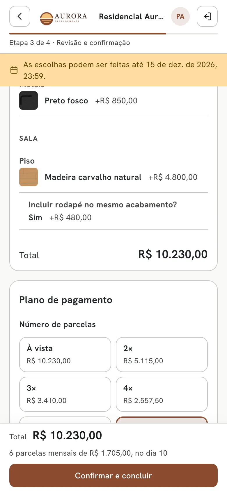 Comprador revisando as escolhas e escolhendo a forma de pagamento